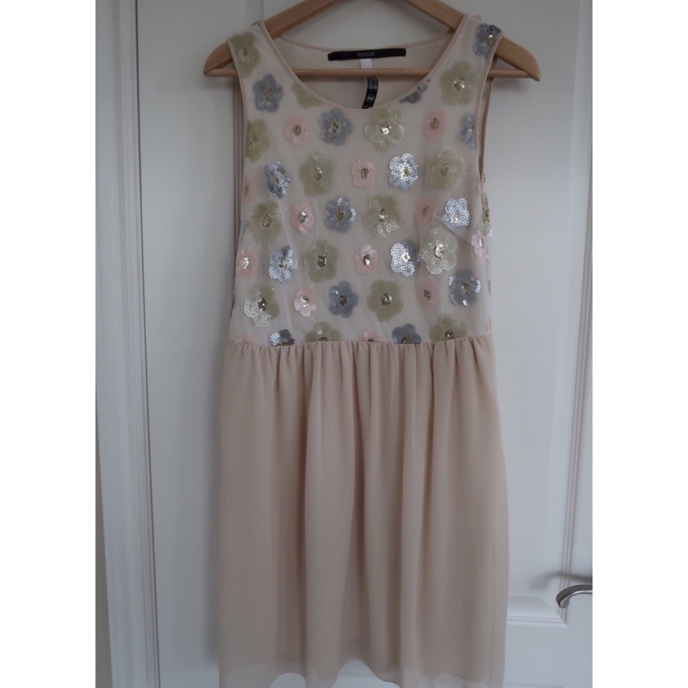 Floral sequenced pouf dress.